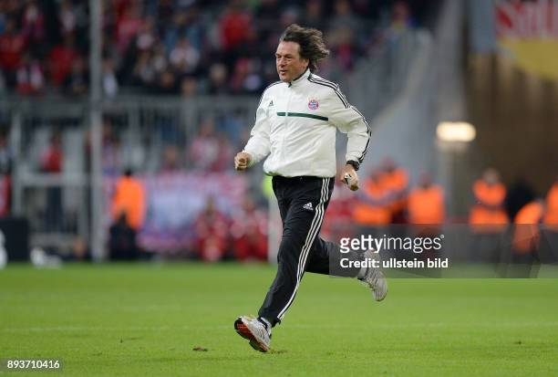 Vorrunde FC Bayern Muenchen - ZSKA Moskau Hans-Wilhelm Mueller-Wohlfahrt laeuft auf das Spielfeld