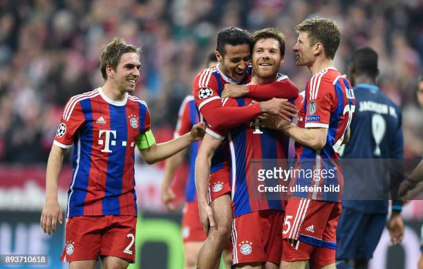 Bayern Muenchen - FC Porto JUBEL FC Bayern Muenchen; Philipp Lahm umarmt Thiago Alcantara, Xabi Alonso und Thomas Mueller