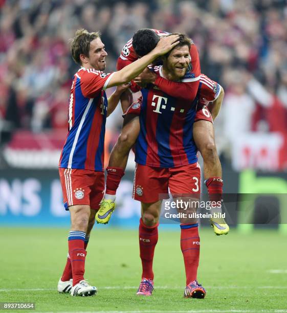 Bayern Muenchen - FC Porto JUBEL FC Bayern Muenchen; Philipp Lahm umarmt Thiago Alcantara, Xabi Alonso