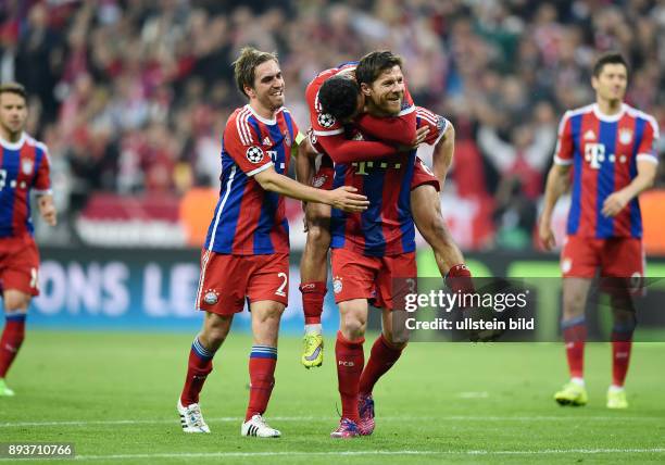 Bayern Muenchen - FC Porto JUBEL FC Bayern Muenchen; Philipp Lahm umarmt Thiago Alcantara, Xabi Alonso