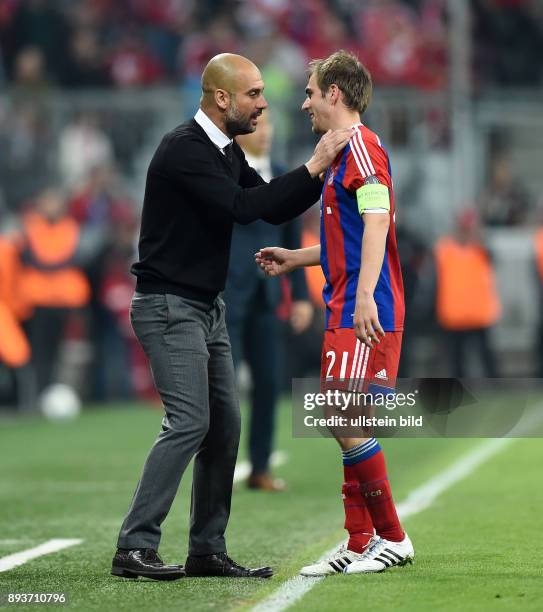 Bayern Muenchen - FC Porto Trainer Pep Guardiola im Gespraech mit Philipp Lahm