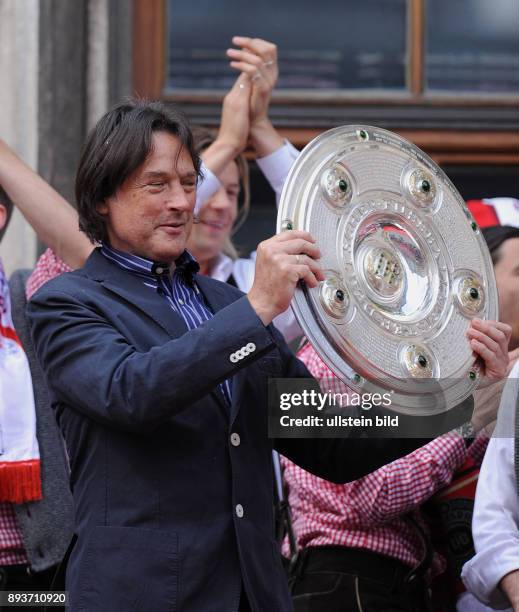 Fussball 1. Bundesliga : Saison 2009/2010 Der FC Bayern Muenchen feiert auf dem Muenchner Marienplatz die Deutsche Meisterschaft 09/10:...