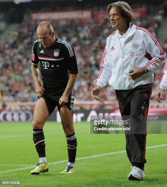 Fussball International Audi Cup 2011 Saison 2011/2012 FC Bayern Muenchen - AC Mailand Arjen Robben mit schmerzverzerrtem Gesicht und FCB...
