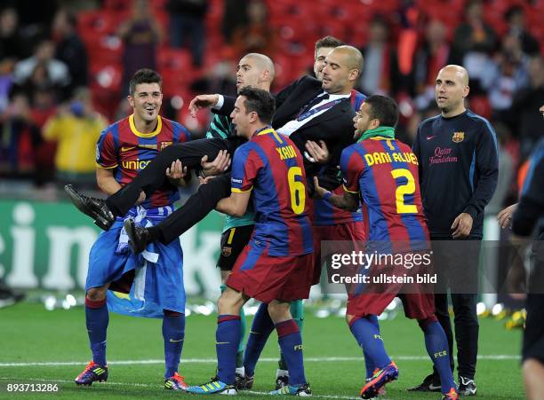 Barcelona - Manchester United FC Champions League Sieger 2011: FC Barcelona feiert den Sieg Der Trainer Josep Guardiola wird von seinem Team...