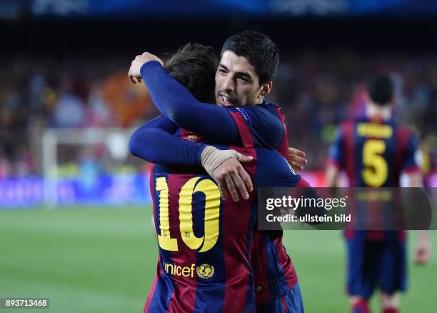 Barcelona - FC Bayern Muenchen JUBEL FC Barcelona; Luis Suarez umarmt den zweifachen Torschuetzen Lionel Messi