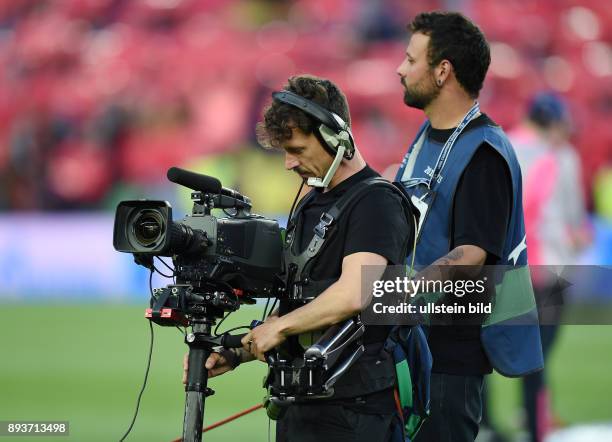 Barcelona - FC Bayern Muenchen Kameramann und Kabertraeger im Stadion Nou Camp