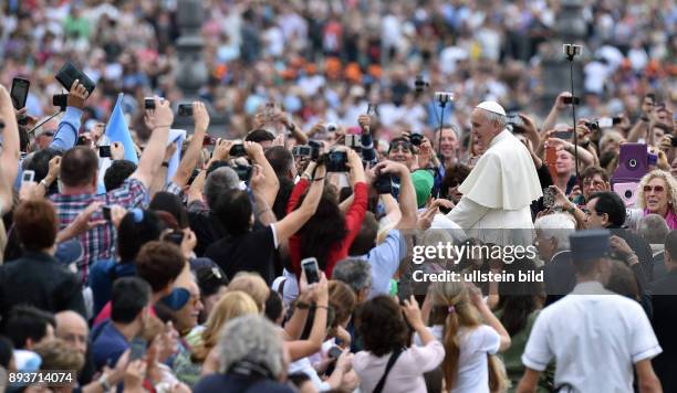 Rom, Vatikan Papst Franziskus I. Im Papamobil in mitten von hunderten von Glaeubigen auf dem Petersplatz bei der woechentlichen Generalaudienz...