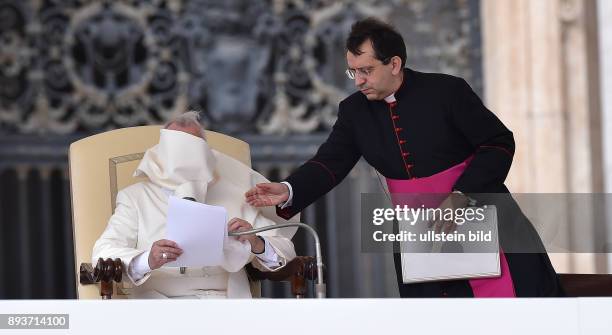 Rom, Vatikan Papst Franziskus I. Weht es seine Soutane bei der woechentlichen Generalaudienz auf dem Petersplatz ins Gesicht