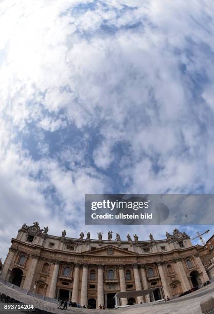 Rom, Vatikan Ansicht der Peters Dom bei der woechentlichen Generalaudienz auf dem Petersplatz