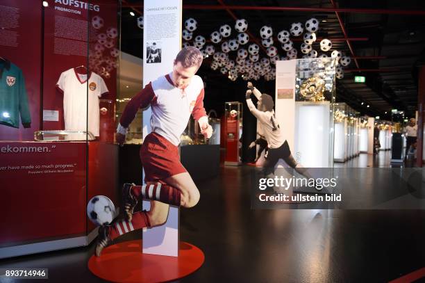 Bayern Muenchen Erlebniswelt Eroeffnung der Sonderausstellung im FCB Museum in der Allianz Arena, ein Aufsteller von Franz Beckenbauer im Trikot des...