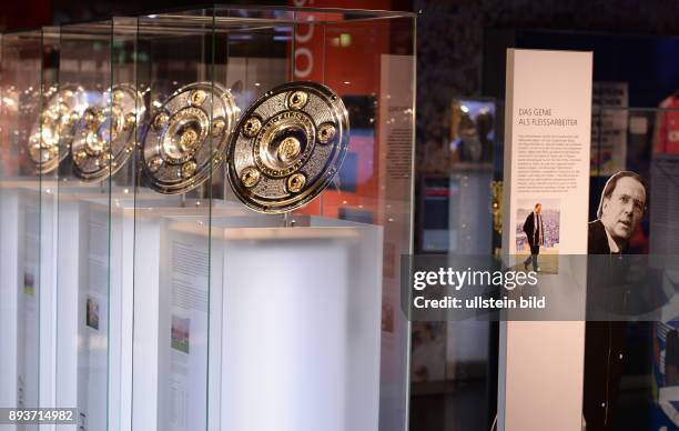 Bayern Muenchen Erlebniswelt Eroeffnung der Sonderausstellung im FCB Museum in der Allianz Arena, Meisterschalen und Aufsteller von Franz Beckenbauer