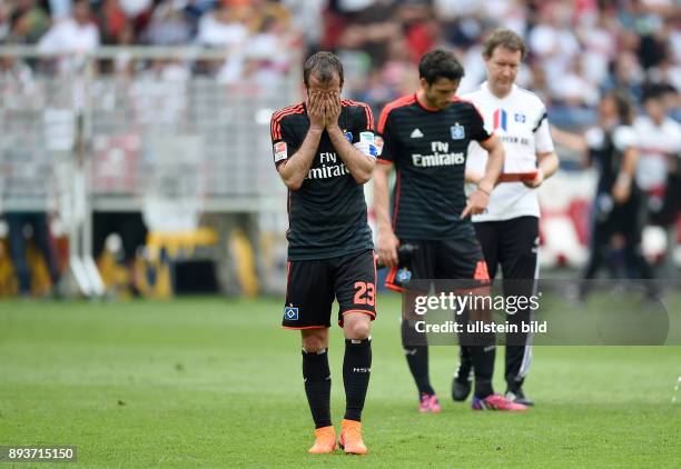 Spieltag VfB Stuttgart - Hamburger SV Enttaeuschung Hamburger SV; Rafael van der Vaart mit den Haenden vor dem Gesicht und Gojko Kacar