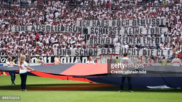 Spieltag VfB Stuttgart - Hamburger SV VfB Stuttgart Fans in der Cannstatter Kurve mit einem Banner: Ich habs doch gewusst: eine Ausgliederung...
