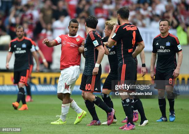 Spieltag VfB Stuttgart - Hamburger SV Daniel Didavi such nach dem Spiel Streit mit Gojko Kacar, Matthias Ostrzolek, Heiko Westermann und Ivica Olic