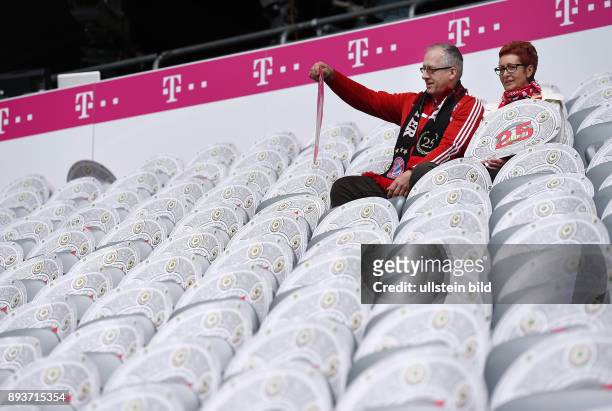 Bayern Muenchen - 1. FSV Mainz 05 Der FC Bayern feiert die 25. Deutsche Meisterschaft: FC Bayern Fans mit Meisterschale in der Allianz Arena