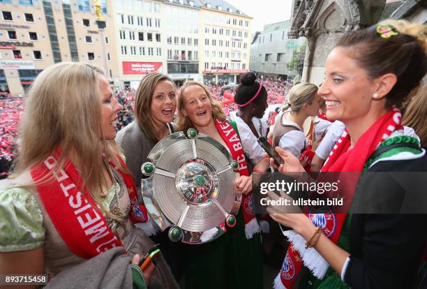 Fussball 1. Frauen Bundesliga Saison 2014/2015 Das FC Bayern Muenchen Frauenteam feiert ihre Deutsche Meisterschaft auf dem Muenchner Marienplatz:...