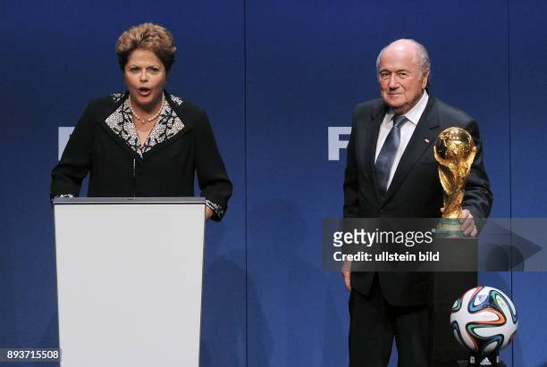 Fussball International FIFA FIFA Praesident Joseph S. Blatter und Praesidentin Dilma Rousseff bei einer Pressekonferenz