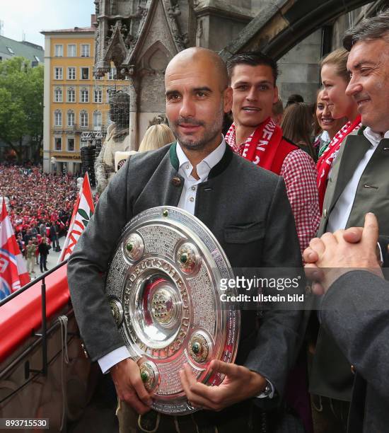Fussball 1. Bundesliga Saison 2014/2015 Der FC Bayern Muenchen feiert seine 25. Deutsche Meisterschaft auf dem Muenchner Marienplatz: Trainer Pep...