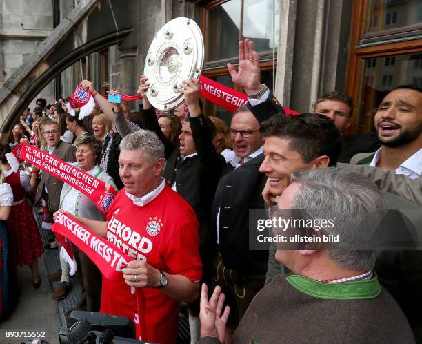 Fussball 1. Bundesliga Saison 2014/2015 Der FC Bayern Muenchen feiert seine 25. Deutsche Meisterschaft auf dem Muenchner Marienplatz:...