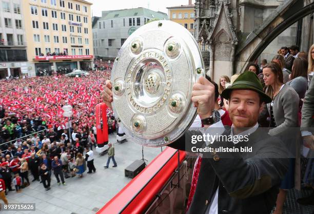 Fussball 1. Bundesliga Saison 2014/2015 Der FC Bayern Muenchen feiert seine 25. Deutsche Meisterschaft auf dem Muenchner Marienplatz: Xabi Alonso...