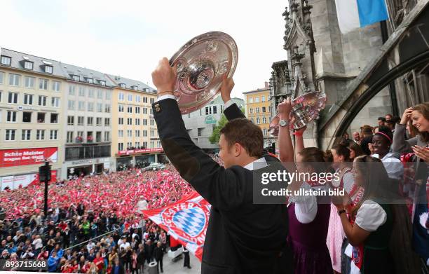 Fussball 1. Bundesliga Saison 2014/2015 Der FC Bayern Muenchen feiert seine 25. Deutsche Meisterschaft auf dem Muenchner Marienplatz: Torwart Manuel...