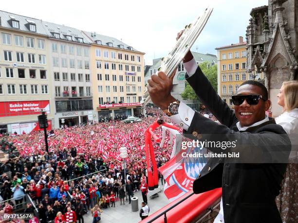 Fussball 1. Bundesliga Saison 2014/2015 Der FC Bayern Muenchen feiert seine 25. Deutsche Meisterschaft auf dem Muenchner Marienplatz: David Alaba...