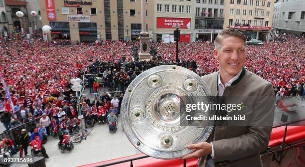 Fussball 1. Bundesliga Saison 2014/2015 Der FC Bayern Muenchen feiert seine 25. Deutsche Meisterschaft auf dem Muenchner Marienplatz: Bastian...