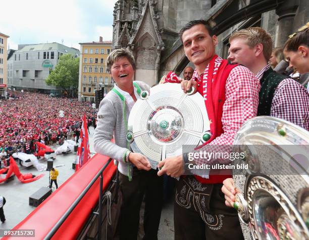 Fussball 1. Frauen Bundesliga Saison 2014/2015 Das FC Bayern Muenchen Frauenteam feiert ihre Deutsche Meisterschaft auf dem Muenchner Marienplatz:...