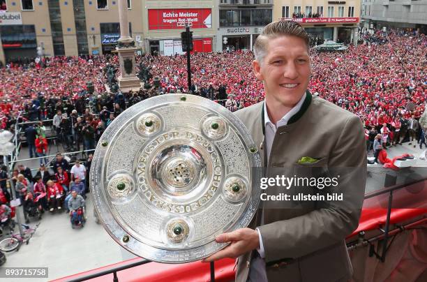 Fussball 1. Bundesliga Saison 2014/2015 Der FC Bayern Muenchen feiert seine 25. Deutsche Meisterschaft auf dem Muenchner Marienplatz: Bastian...