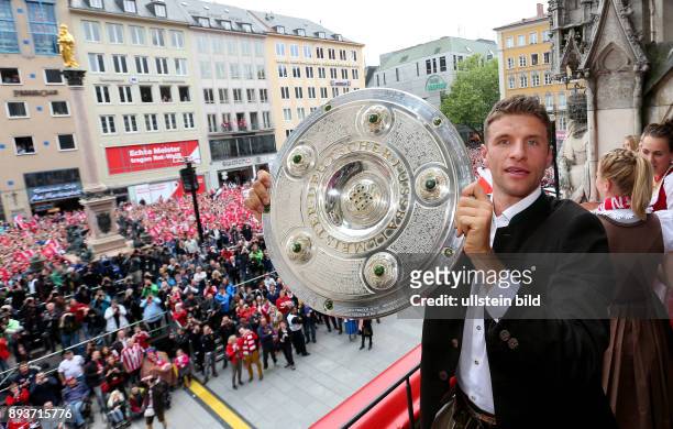 Fussball 1. Bundesliga Saison 2014/2015 Der FC Bayern Muenchen feiert seine 25. Deutsche Meisterschaft auf dem Muenchner Marienplatz: Thomas Mueller...