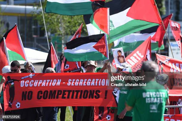 Fussball International 65. FIFA Kongress in Zuerich Aktivisten fordern mit Plakat und Palestina Fahnen vor dem Hallenstadion am Rande eines FIFA...