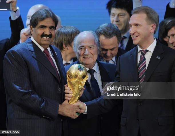 Fussball International FIFA WM 2018 und FIFA WM 2022 FIFA Praesident Joseph S. Blatter mit Emir von Katar, HH Sheikh Gruppenbild der Gewinner; Hamad...