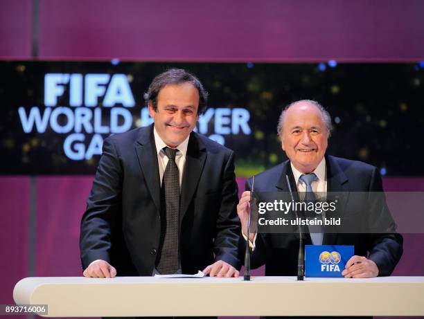Fussball International FIFA Gala FIFA Weltfussballer 2008 FIFA Praesident Joseph S. Blatter mit FIFA Vize - Praesident und UEFA Praesident Michel...