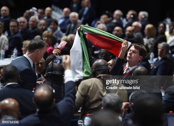 Fussball International 65. FIFA Kongress in Zuerich Aktivisten stoeren den FIFA Kongress im Hallenstadionund zeigen eine Palestina Flagge. Security...