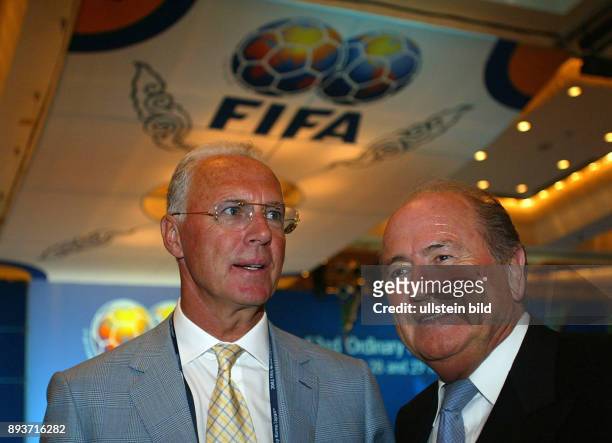 Weltmeisterschaft Japan Suedkorea 2002 FIFA Kongress; Eroeffnung; FIFA Praesident Joseph S. Blatter mit DFB Vize Praesident Franz Beckenbauer