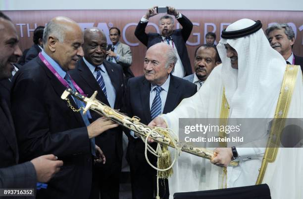 Fussball International 65. FIFA Kongress in Zuerich Geschenk; Wahlsieger FIFA Praesident Joseph S. Blatter bekommt von H.R.H. Prinz Talal Bin Badar...