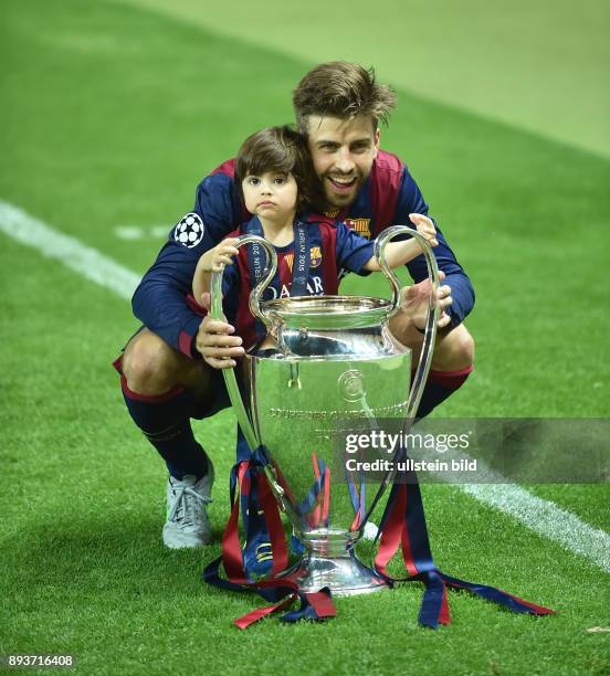 Juventus Turin - FC Barcelona JUBEL CHL Sieger 2015 FC Barcelona: Gerard Pique und Sohn Milan Sohn mit Pokal