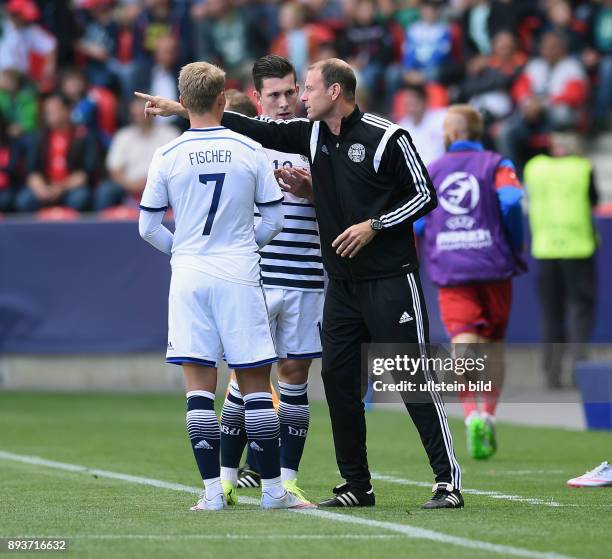 International UEFA U21-EUROPAMEISTERSCHAFT 2015 GRUPPENPHASE in Prag Tschechische Republik - Daenemark Trainer Jess Thorup im Gespraech mit Pierre...