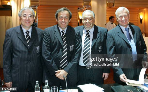 Fussball International Sitzung FIFA Exekutivkomitee in Muenchen Junji Ogura , Michel Platini , Ismail Bhamjee und Dr. Viacheslov Koloskov