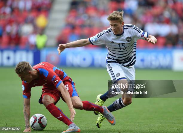 International UEFA U21-EUROPAMEISTERSCHAFT 2015 GRUPPENPHASE in Prag Tschechische Republik - Daenemark Nicolaj Thomsen gegen Ondrej Petrak