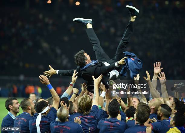 Juventus Turin - FC Barcelona JUBEL CHL Sieger 2015 FC Barcelona: Barca Team laesst Trainer Luis Enrique hochleben