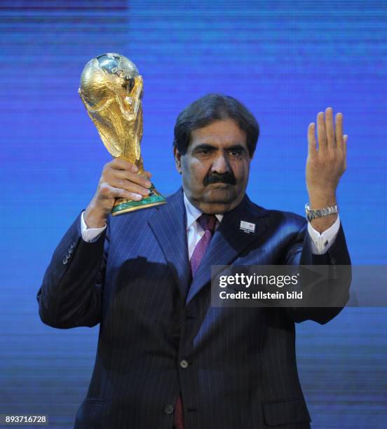 Fussball International FIFA WM 2018 und FIFA WM 2022 Emir von Katar, HH Sheikh Hamad bin Khalifa Al-Thani mit WM Pokal