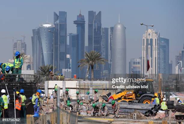 Fussball International FIFA WM 2022 in Katar Eine Baustelle vor der Skyline in Doha im Vorfeld der WM 2022