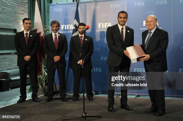 Fussball International FIFA WM 2018 und FIFA WM 2022 Delegation Katar uebergibt ihre WM Bewerbung: Yasir Al Jamal, Sheikh Hamad bin Khalifa Al Thani,...