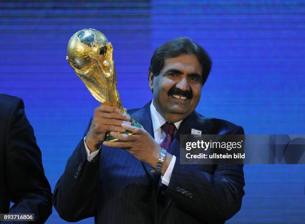 Fussball International FIFA WM 2018 und FIFA WM 2022 Emir von Katar, HH Sheikh Hamad bin Khalifa Al-Thani mit WM Pokal
