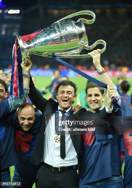 Juventus Turin - FC Barcelona JUBEL CHL Sieger 2015 FC Barcelona: Trainer Luis Enrique mit Pokal und Trainerteam