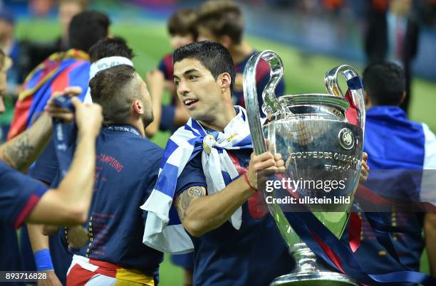 Juventus Turin - FC Barcelona JUBEL CHL Sieger 2015 FC Barcelona: Luis Suarez mit Pokal