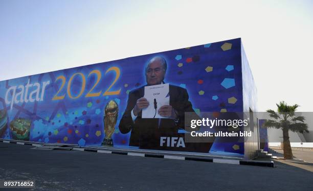 Fussball International FIFA WM 2022 / Kamelrennen Doha Ein Haus an der Kamelrennbahn bei Doha, ist mit einem Bild von FIFA Praesident Joseph S....