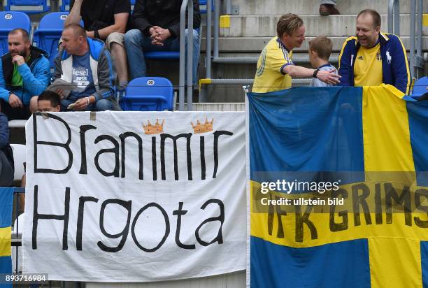 International UEFA U21-EUROPAMEISTERSCHAFT 2015 GRUPPENPHASE in Olmuetz Italien - Schweden Schwedische Fans haengen im Ander Stadion in Olmuetz ein...