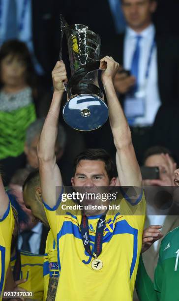 International UEFA U21-EUROPAMEISTERSCHAFT 2015 FINALE in Prag Schweden - Portugal JUBEL Sieger Schweden: Branimir Hrgota mit Pokal